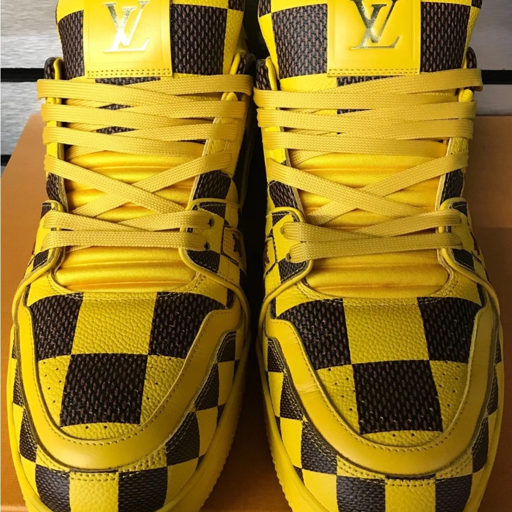 Erscheinungs-jahr
2024
US Shoe Size
9.5
Signed
No
Color
Yellow
Muster
damier